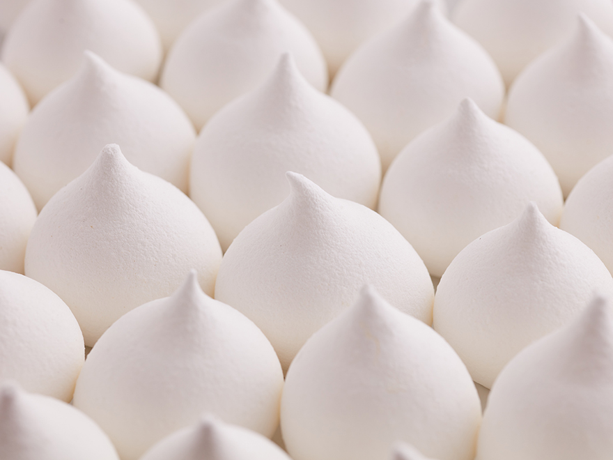 Détail de meringues blanches