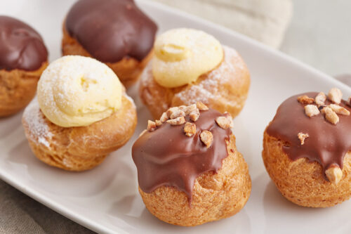 Profiteroles glacées au chocolat sur assiette